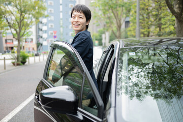 車に乗る男性