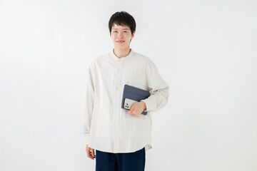 立ってタブレットを持つ男性