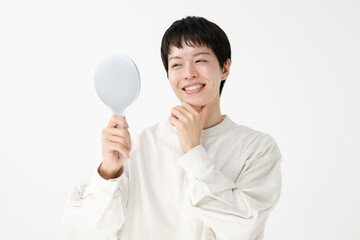 手鏡を見る男性