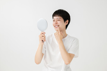鏡を見る男性