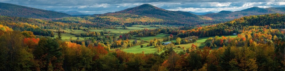 Naklejka premium Vermont Mountains. Fall Foliage in October with Green Trees against Blue Sky