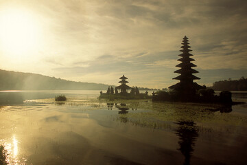 INDONESIA BALI LAKE BRATAN PURA ULUN DANU TEMPLE