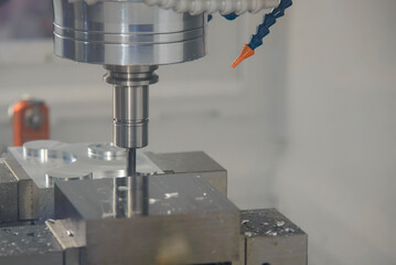 The CNC milling machine finish cut the aluminum parts with flat nose end mill tool.