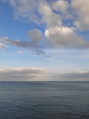 Weites Meer mit blauem Wolkenhimmel