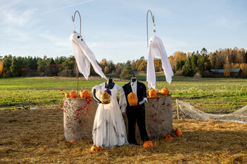 Mannequin wedding couple with jack-o-lantern heads in Halloween setup