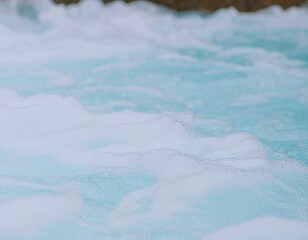 Obraz premium Light blue water with frothy waves