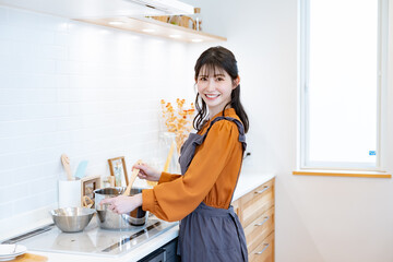 料理をする女性