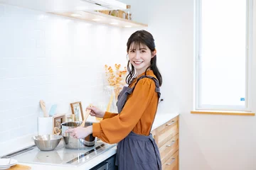 Fotobehang 料理をする女性 © ponta1414