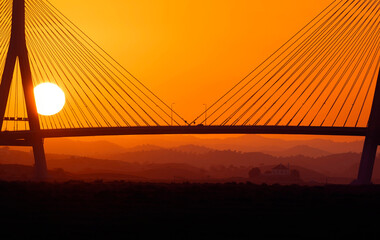 Atardecer de verano con el puente internacional desde Ayamonte mirando hacia Portugal