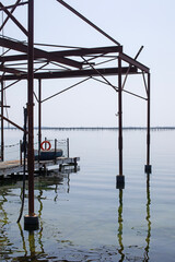 Ponton de déchargement des bateaux d'ostréiculteurs après récolte des huîtres dans un parc d'élevage de coquillages du sud de la France.
