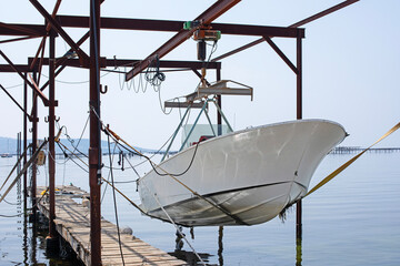 Bateau en cale sèche sur un ponton de déchargement des huîtres après récolte des coquillages...