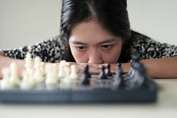 A young businesswoman is bored at home and wants a friend to play chess to create a business plan...
