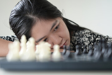 A young businesswoman is bored at home and wants a friend to play chess to create a business plan...
