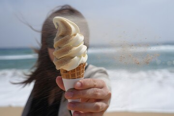 Funny Windy Beach Fail: Sand on Ice Cream
