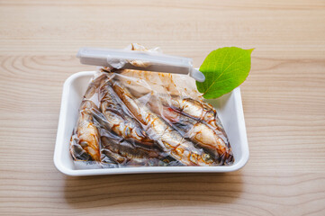 醤油に漬けるメヒカリ