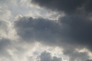 Luftig  wolkiger Himmel bei schönem Wetter