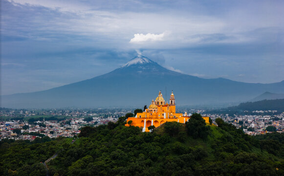 Iglesia de los remedios sobre la gran piramide y el volcan Popocatepetl en Cholula