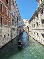 Obraz premium Whispers in the Light – The Bridge of Sighs Over Blue Canals on a Sunny Venetian Day - Murmures de Lumière – Le Pont des Soupirs sur les Canaux Bleus par une Journée Ensoleillée à Venise