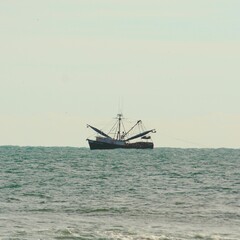 Obraz premium Shrimp Boat in Atlantic Ocean