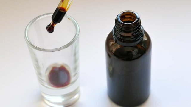Dripping few drops of iodine into a glass. Lugol's solution.