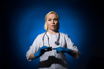 a female doctor demonstrates the operation of a heart rate monitor on herself
