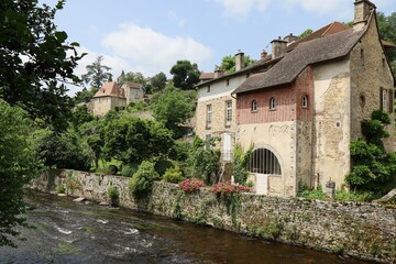 Obraz premium Bâtiment typique, vue de l'extérieur, village d'Eymoutiers, département de la Haute Vienne, France