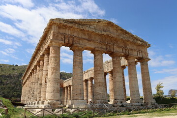 Obraz premium Segesta, Sicily, Italy - April 7 2025: Doric Temple of Segesta