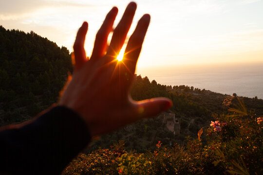 Hand vornder Sonne, Strahlen in der Natur