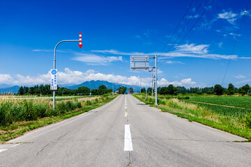 青空と一本道