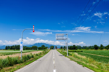 青空と一本道