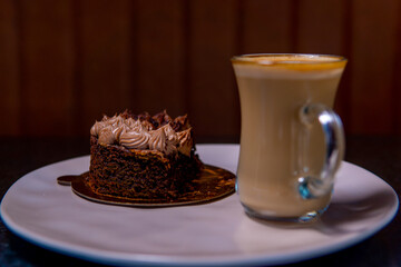 Chocolate cake and coffee: a perfect pairing for a sweet moment of pleasure.