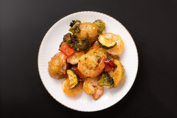 海老のエスニックグリルとローストポテト