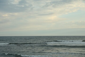 Obraz premium View of beautiful wavy sea under blue sky