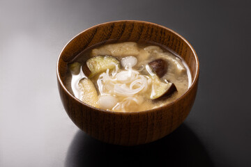 なすと油揚げ　味噌汁