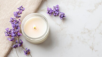 ラベンダーの花とアロマキャンドルが置いてある大理石の背景