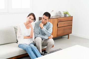 ソファーに座っている熟年夫婦