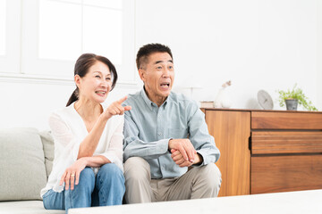 ソファーに座っている熟年夫婦