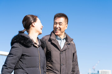 散歩道を歩く熟年夫婦