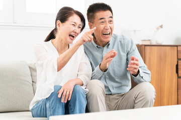 ソファーに座っている熟年夫婦