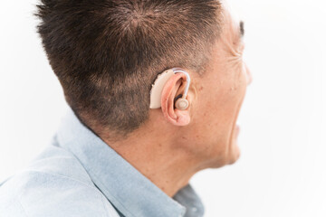 補聴器を付けた熟年男性
