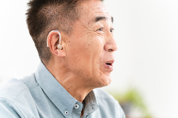 補聴器を付けた熟年男性