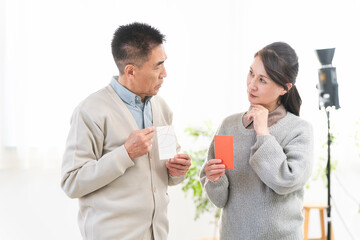 お年玉の値段を相談する熟年夫婦