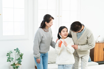 祖父と祖母からお年玉をもらう女の子