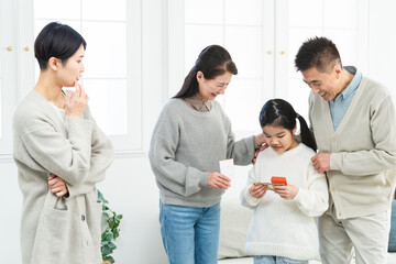 祖父母からお年玉をもらう子を見て心配になる母親
