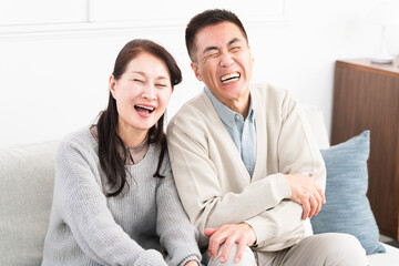 ソファーに座っている熟年夫婦　ライフスタイルイメージ