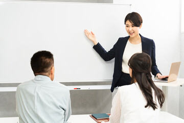 女性の講師とセミナーを受ける顧客