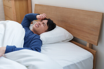 発熱してベッドで寝る男性