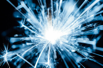 Naklejka premium Bright Sparkler Explosion Creating Vibrant Light Beams and Flares