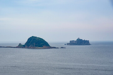 高島の南端から眺める中の島と軍艦島