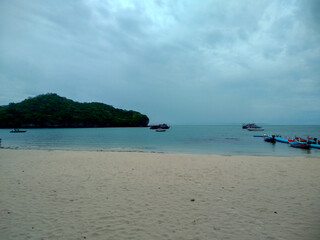 Obraz premium Tropical Beach and Crystal-Clear Sea at Ang Thong National Marine Park, Koh Samui, Thailand